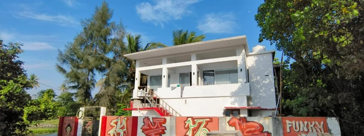 Alappuzha Funky Art Beach House B&B 외부 사진